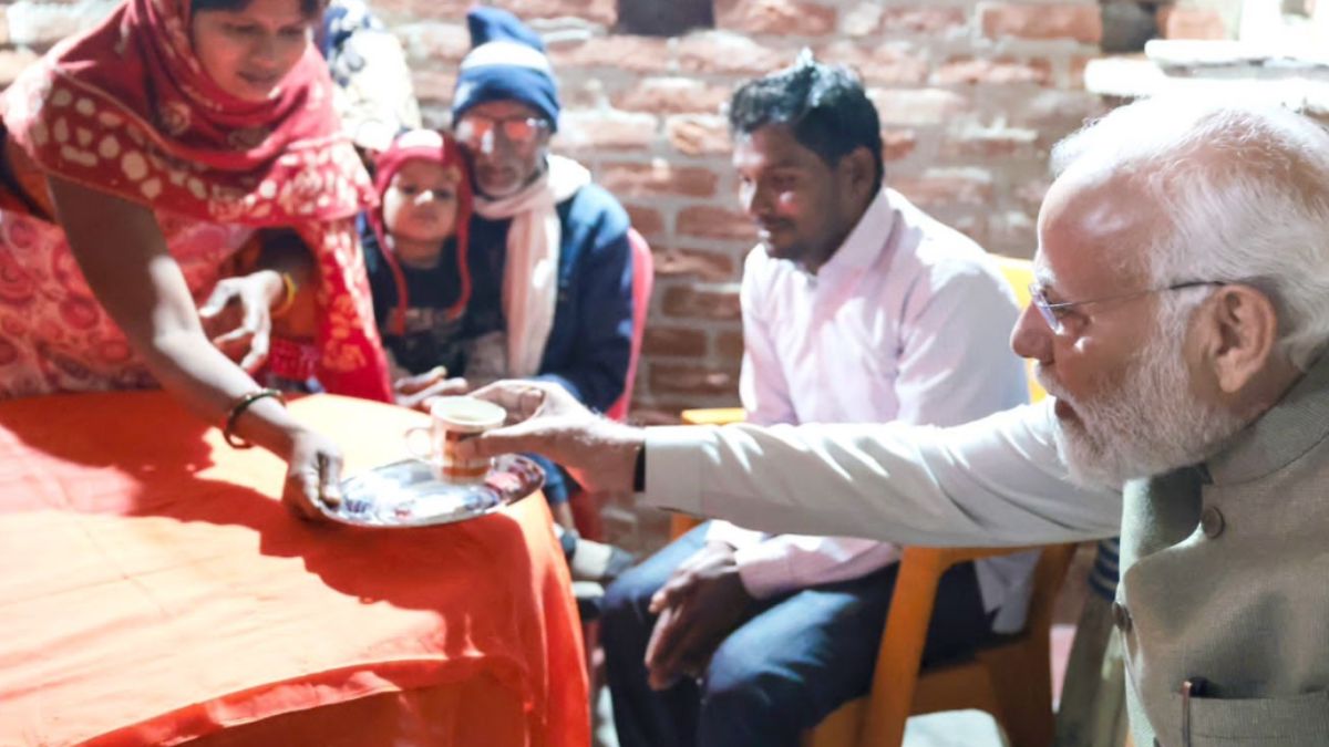 Pm Modi Relishes Tea At House Of Ujjwala Yojna Beneficiary In Ayodhya Watch Video 2710